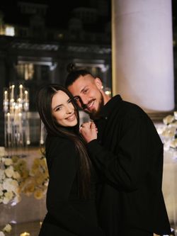 I-a spus ”Da”! Un celebru jucător de la Naționala de fotbal a României și-a cerut iubita în căsătorie. Cum arată inelul pe care Radu Drăgușin i l-a oferit Ioanei I-a spus ”Da”! Un celebru jucător de la Naționala de fotbal a României și-a cerut iubita în căsătorie. Cum arată inelul pe care Radu Drăgușin i l-a oferit Ioanei